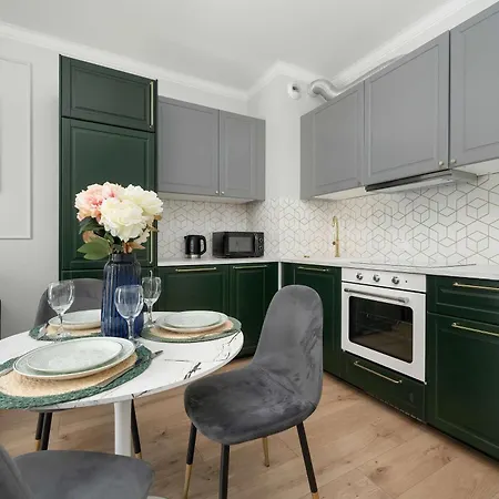 Apartment Dark In Center With Desk And Balcony By Renters *