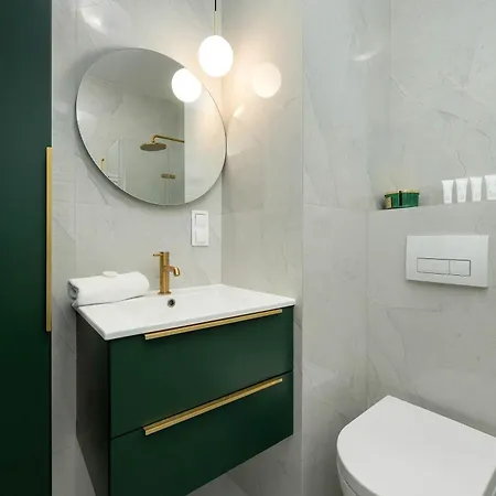 Dark In Center With Desk And Balcony By Renters Appartamento Breslavia